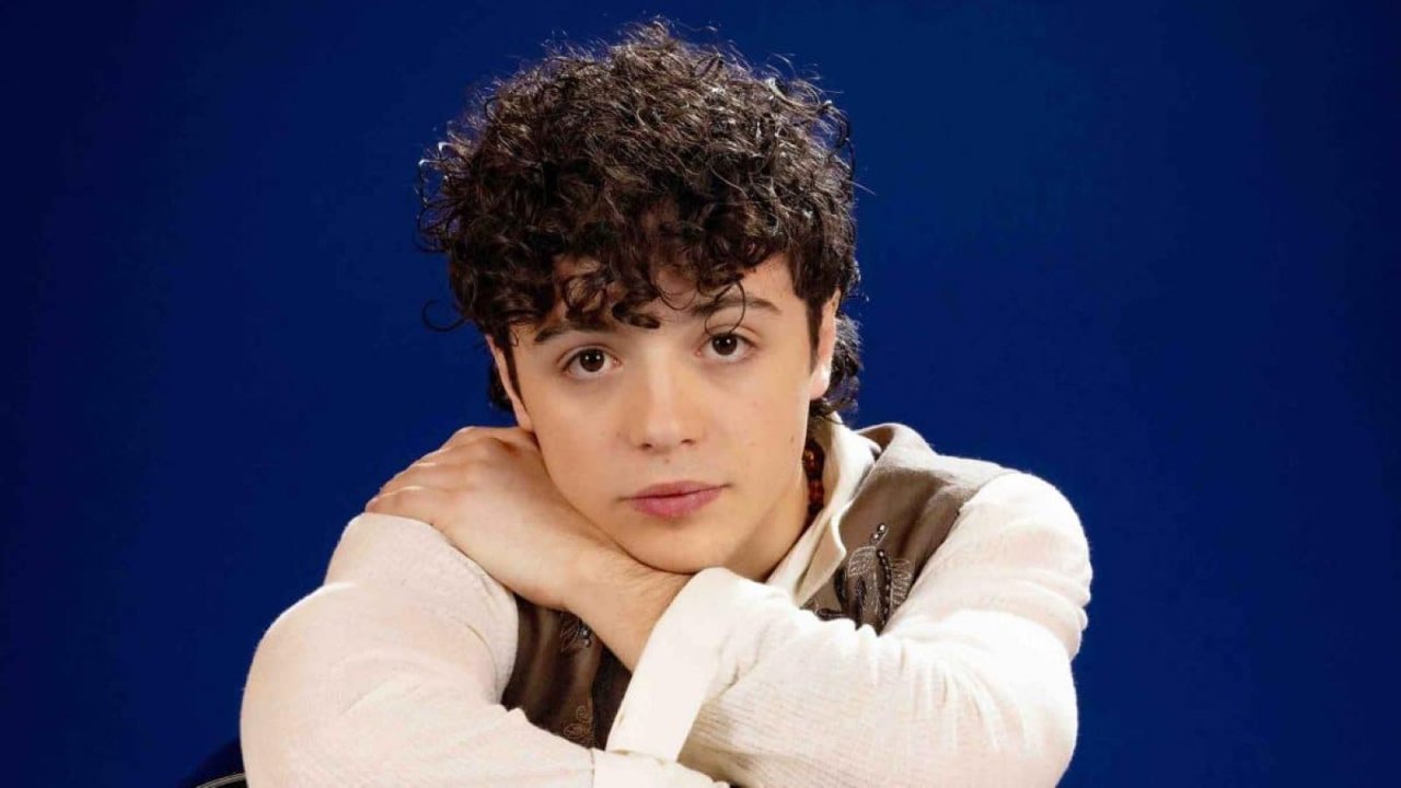 Lorenzo Salvetti di Amici 25 interpreta Maradona: il musical che unisce calcio e leggenda
