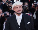 John Travolta e il suo strano look a Cannes: 'Ho copiato i registi del passato'