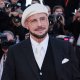 John Travolta e il suo strano look a Cannes: 'Ho copiato i registi del passato'