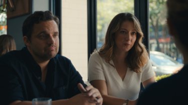 Maximum Pleasure Guaranteed Jake Johnson Jessy Hodges Scena Serie Tv Apple Tv