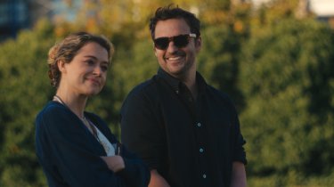 Maximum Pleasure Guaranteed Tatiana Maslany Jake Johnson Scena Serie Tv Apple Tv