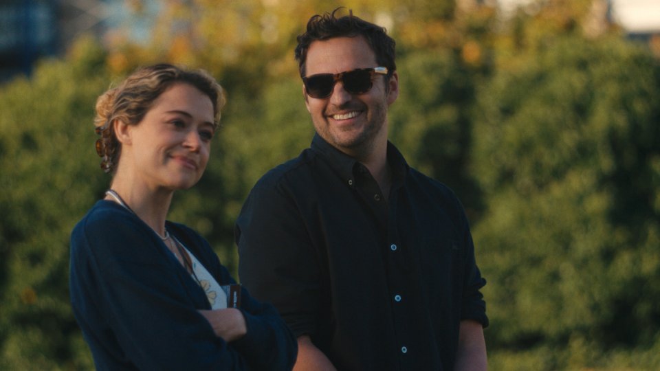 Maximum Pleasure Guaranteed Tatiana Maslany Jake Johnson Scena Serie Tv Apple Tv