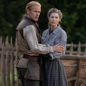 Outlander: Caitríona Balfe e Sam Heughan nel finale della serie
