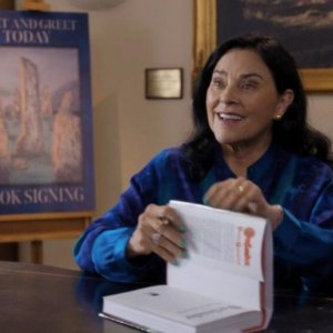 Outlander 8: la scrittrice Diana Gabaldon nella scena dopo i titoli di coda