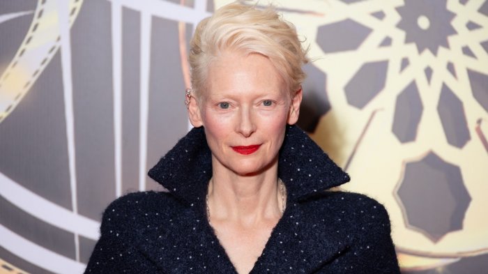 Tilda Swinton: 'Per sopravvivere all'IA il cinema deve proporre esperienze caotiche e avventurose'