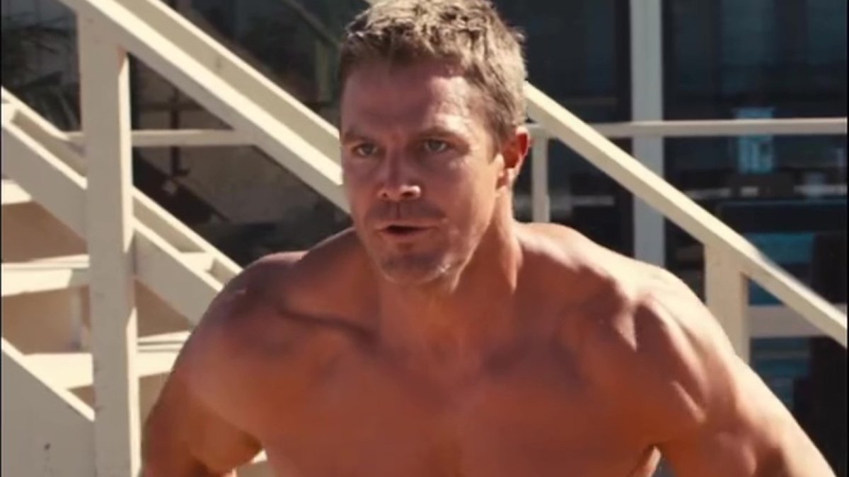 baywatch stephen amell entra in azione nel teaser della serie reboot da Movieplayer.it baywatch stephen amell entra in azione nel teaser della serie reboot