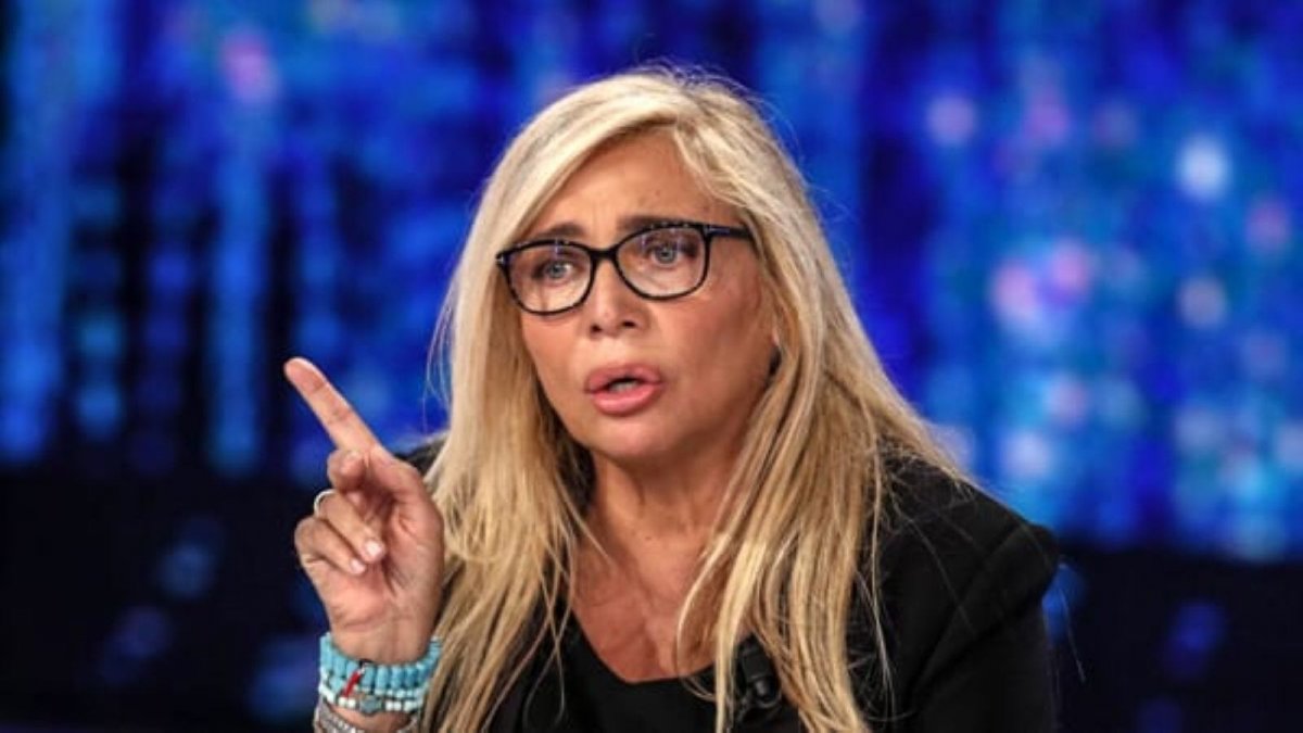 teo mammucari sparisce da domenica in mara venier fa finta di nulla da Movieplayer.it teo mammucari sparisce da domenica in mara venier fa finta di nulla