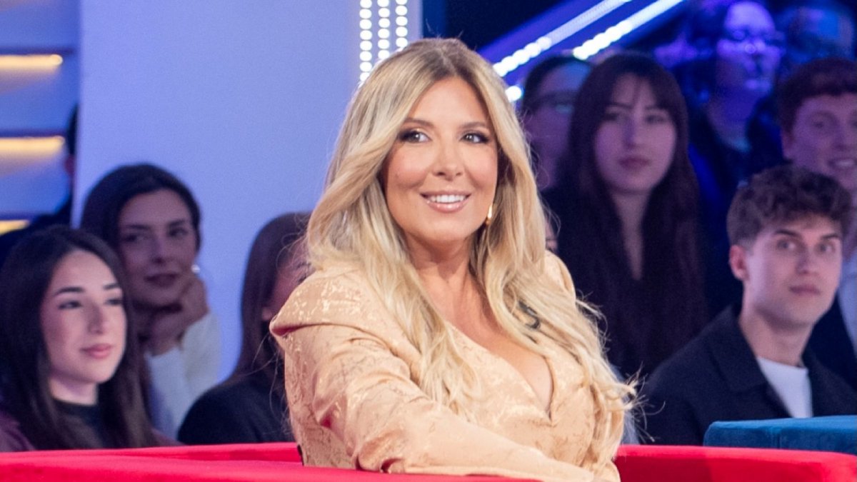 selvaggia lucarelli in pole per la conduzione dell isola dei famosi chiofalo naufrago da Movieplayer.it selvaggia lucarelli in pole per la conduzione dell isola dei famosi chiofalo naufrago