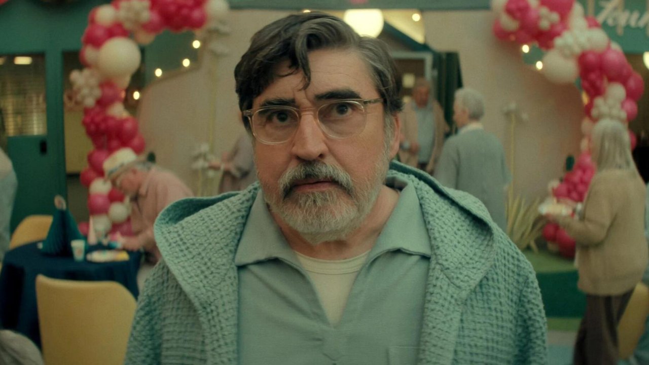 Un primo piano di Alfred Molina in Stranger Things
