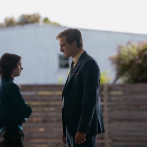 Come uccidono le brave ragazze. Emma Myers e Henry Ashton in una scena al cimitero
