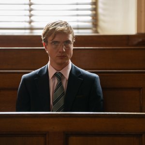 Come uccidono le brave ragazze 2. Henry Ashton in una scena in tribunale
