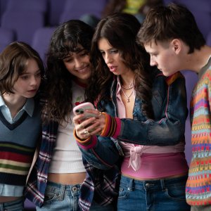 I protagonisti della serie Netflix guardano sullo smartphone come in Pretty Little Liars