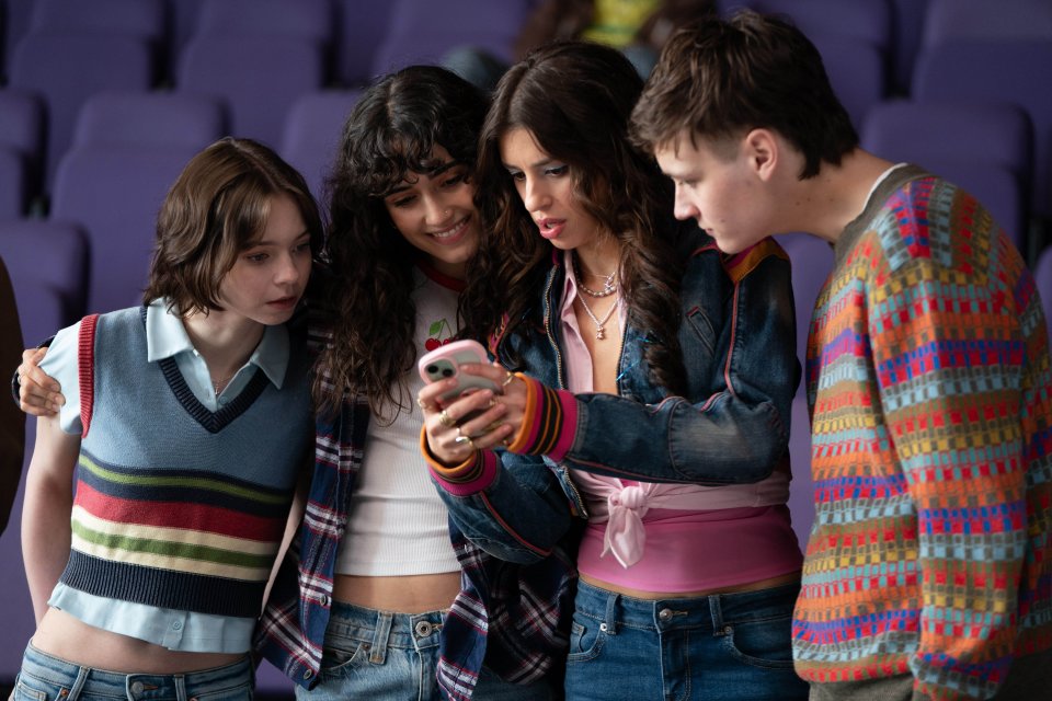 Come Uccidono Le Brave Ragazze Scena Gruppo Smartphone Seconda Stagione Serie Tv Netflix