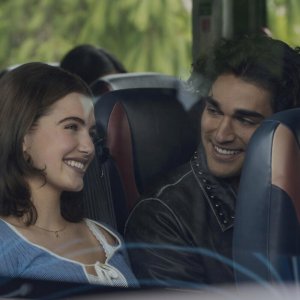 Off Campus: Hannah Wells e Josh Heuston in una scena