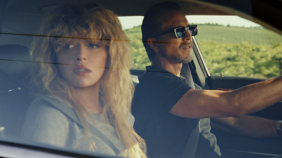 Poker Face Natasha Lyonne Benjmin Bratt Scena Serie Tv Sky Now