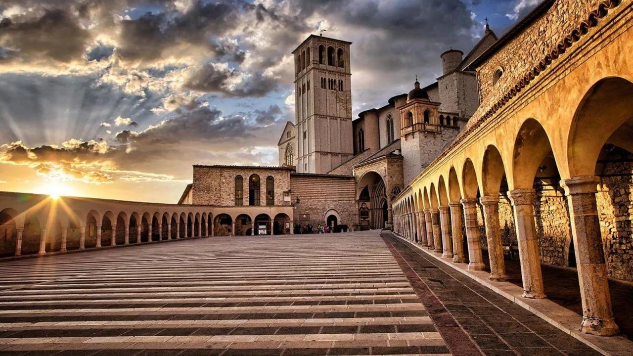 una vista del sagrato della Basilica si San Francesco in Assisi