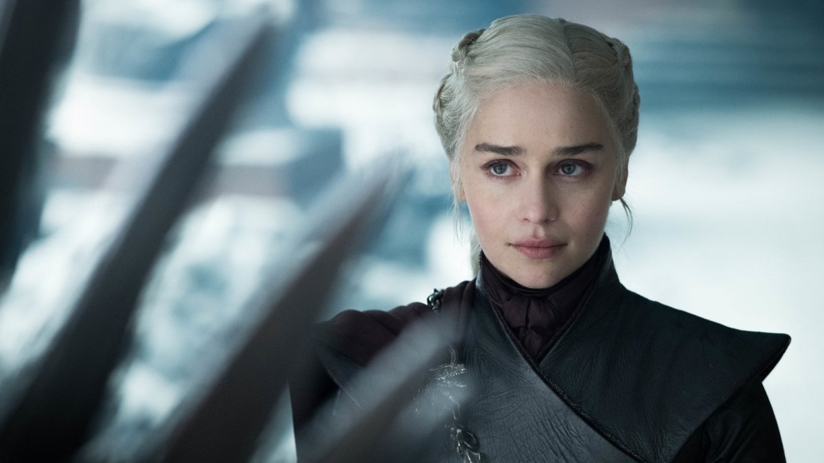 il trono di spade emilia clarke chiarisce le voci sul salario delle star fossero vere avrei 2 porsche da Movieplayer.it il trono di spade emilia clarke chiarisce le voci sul salario delle star fossero vere avrei 2 porsche