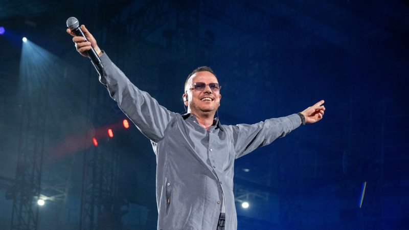Gigi D'Alessio - Una notte a Napoli stasera su Canale 5: ospiti e scaletta del concerto