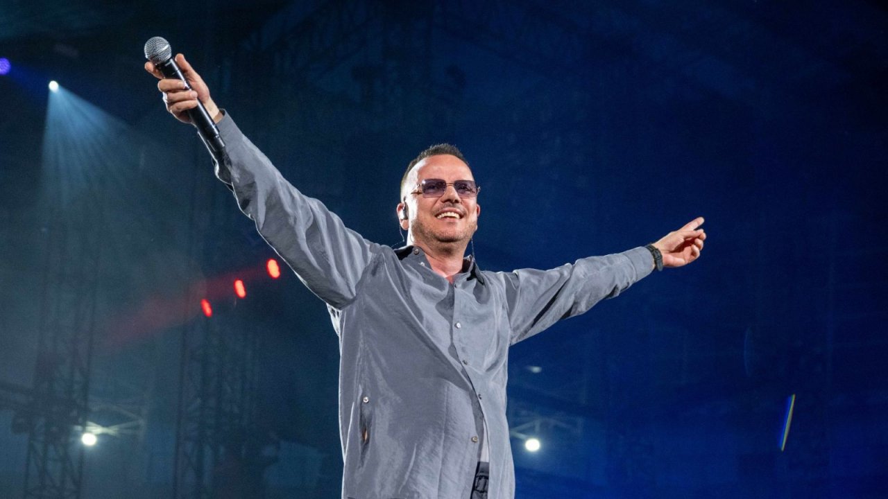 Gigi D'Alessio - Una notte a Napoli stasera su Canale 5: ospiti e scaletta del concerto