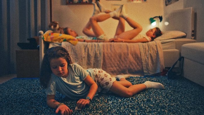 Le bambine, recensione: il grido di rabbia delle sorelle Bertani in un'opera dirompente