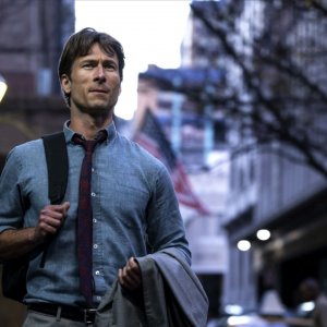 Ricchi... da morire: Glen Powell in una scena del film
