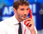 Affari Tuoi, Stefano De Martino cambia il gioco: da domani si vince anche un’auto