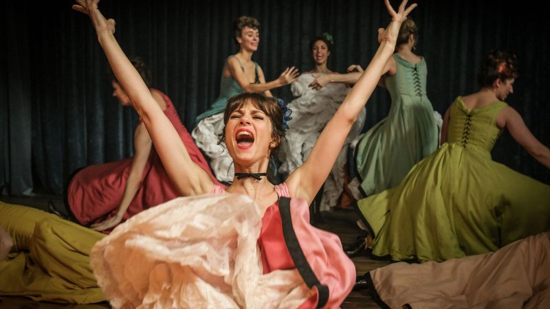 Montmartre, stasera su Canale 5 la seconda puntata: lo spogliarello scandaloso mette a rischio il cabaret