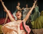 Montmartre, stasera su Canale 5 la seconda puntata: lo spogliarello scandaloso mette a rischio il cabaret