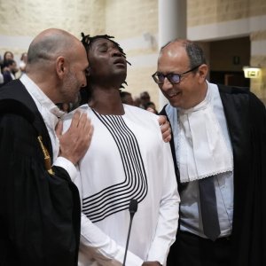 Louis Dassilva con gli avvocati