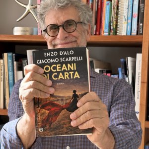 Enzo D'Alò con il suo romanzo Oceani di carta