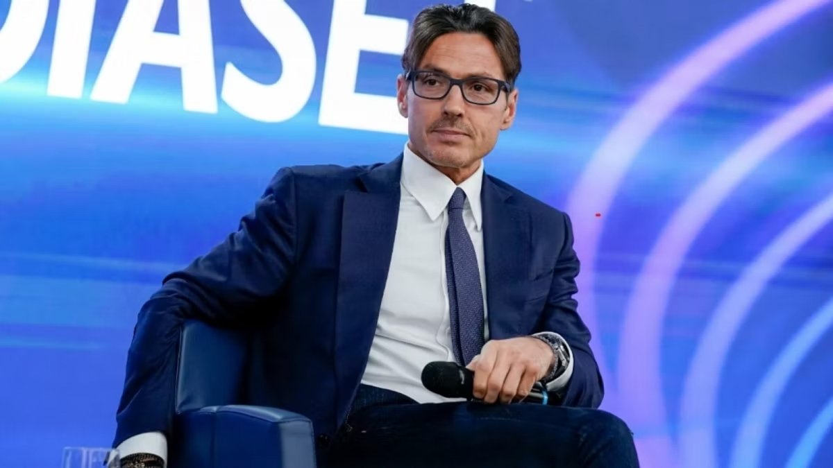 il metodo milan di pier silvio berlusconi strappa i campioni alla rai per poi metterli in panchina da Movieplayer.it il metodo milan di pier silvio berlusconi strappa i campioni alla rai per poi metterli in panchina