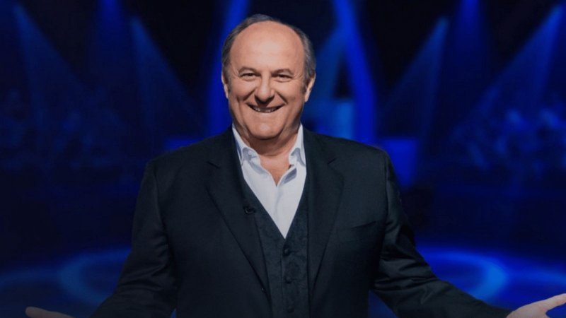“Fateci finire alle 21:30”: Gerry Scotti e Stefano De Martino accendono la polemica TV