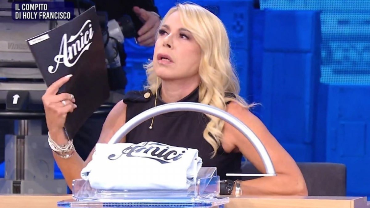 Amici: addio Anna Pettinelli? Spunta un nuovo show di su Rai 1 nel suo futuro