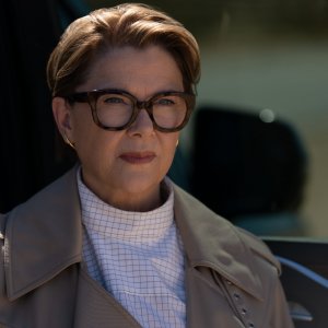 Lucky: Annette Bening in una scena della serie Apple TV
