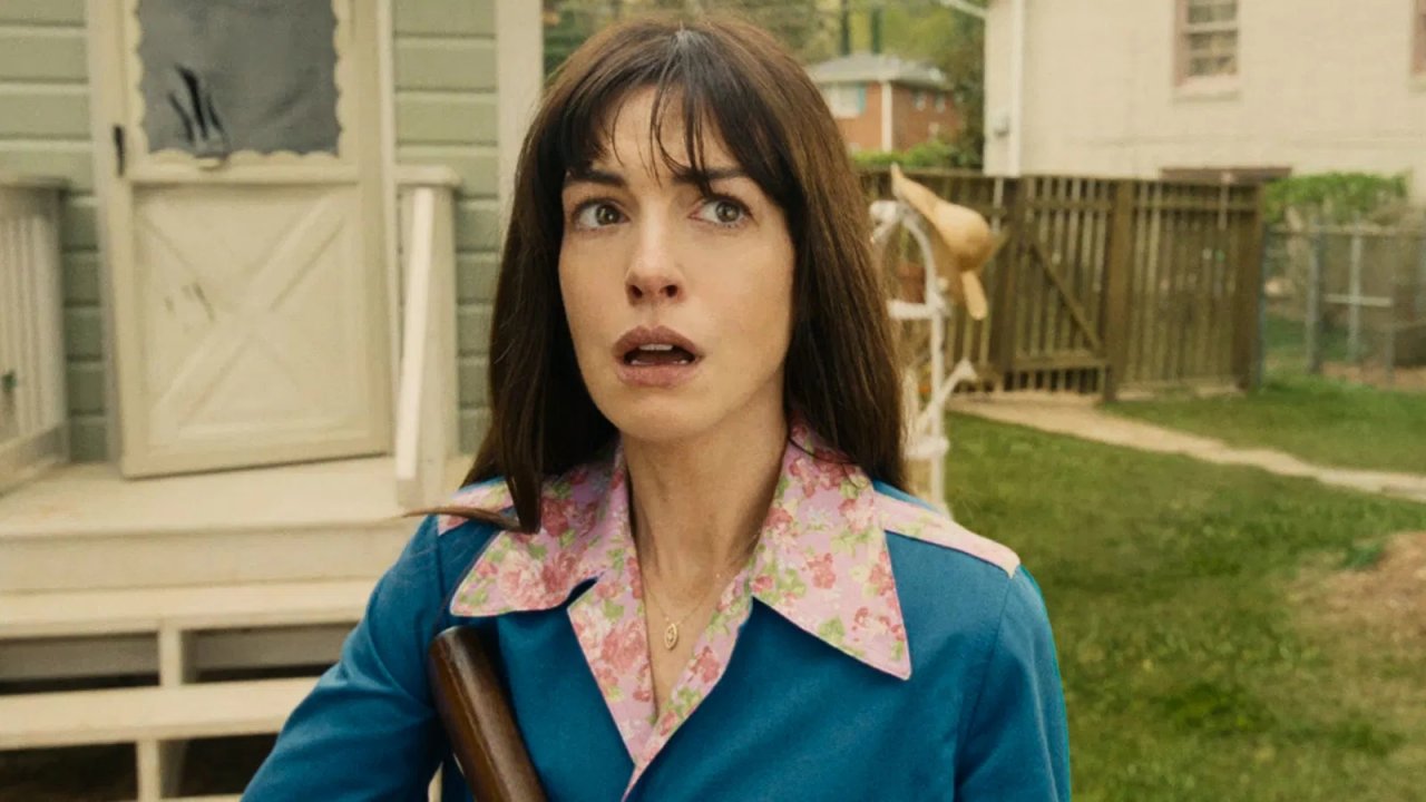 La fine di Oak Street, i nuovi poster mostrano Ewan McGregor e Anne Hathaway nel regno dei dinosauri