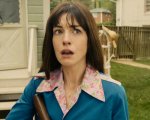 La fine di Oak Street, i nuovi poster mostrano Ewan McGregor e Anne Hathaway nel regno dei dinosauri