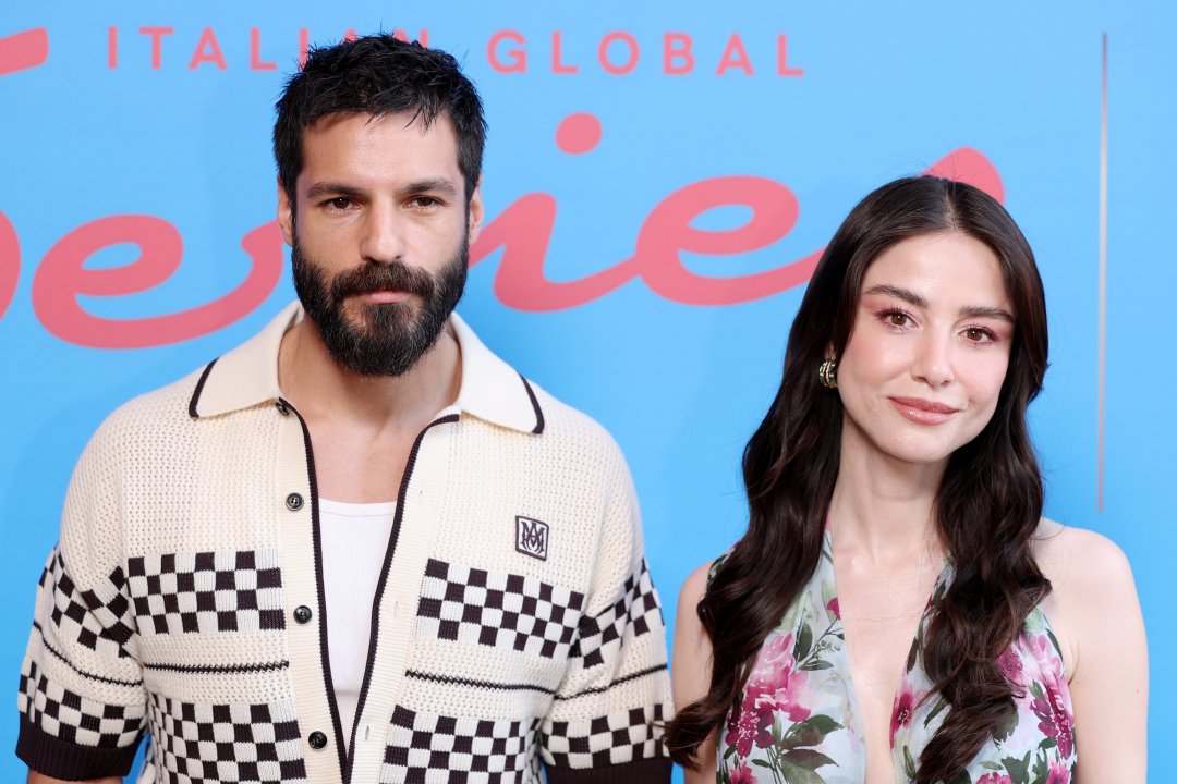 Özge Gürel e Serkan Çayoğlu accolti da un bagno di folla a Rimini: le foto più belle della coppia