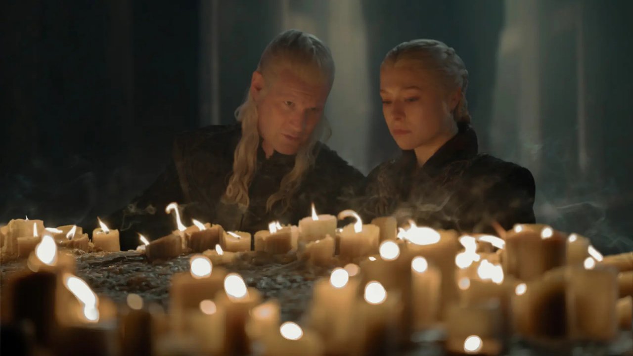 Daemon e Rhaenyra Targaryen pregano insieme nel Grande Septum