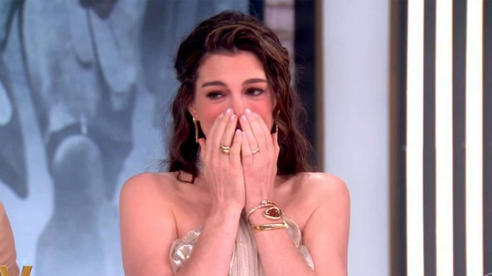 Anne Hathaway piange in diretta TV per ciò che Whoopy Goldberg ha detto di lei e della sua Penelope