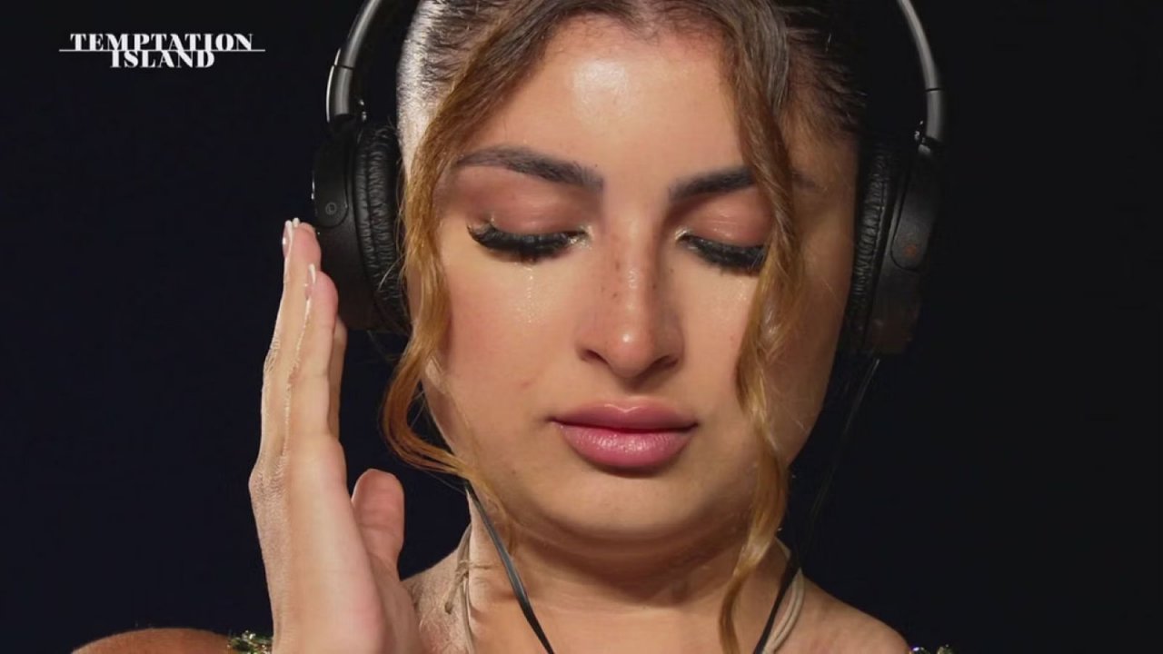 Temptation Island: Giovanni sorprende Sabrina e si chiude in bagno con Elisa