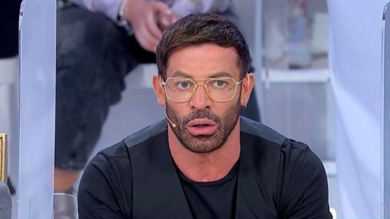 Gianni Sperti dopo il ricovero: "Notizia sui social, hanno invaso la mia privacy"