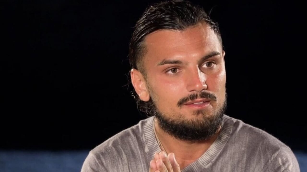 Giovanni di Temptation Island accolto come una star: bagno di folla in Sicilia