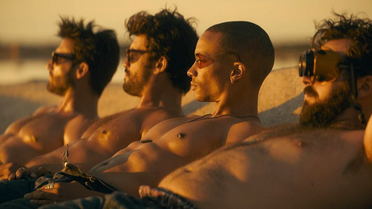 Mediaset Infinity, cosa vedere ad agosto: serie TV, film e cult da recuperare in streaming