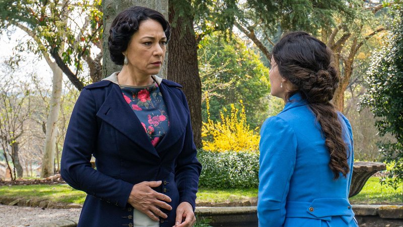 La Promessa anticipazioni 4 agosto: Angela cede al ricatto e accetta le nozze con Lorenzo