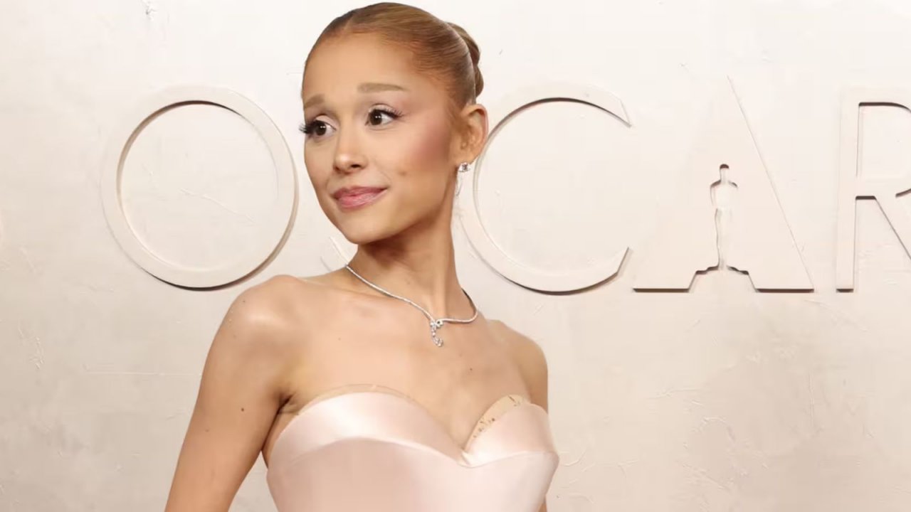 Ariana Grande non regge più i costanti giudizi sul suo corpo: stop agli impegni pubblici