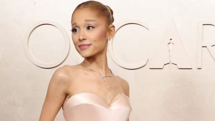 Ariana Grande non regge più i costanti giudizi sul suo corpo: stop agli impegni pubblici