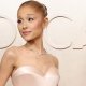 Ariana Grande non regge più i costanti giudizi sul suo corpo: stop agli impegni pubblici