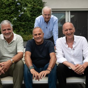 L’assurda storia della Gialappa’s Band: il team al completo con il regista Walter Veltroni nella prima foto del film