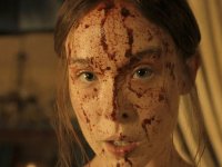 Monster 4, ecco Lizzie Borden 'scioccante e gloriosamente libera' nelle prime foto della serie Netflix