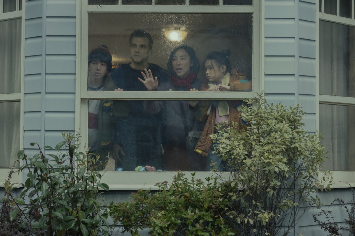 the last house la recensione del film netflix che trasforma il lockdown in un thriller claustrofobico da Movieplayer.it the last house la recensione del film netflix che trasforma il lockdown in un thriller claustrofobico